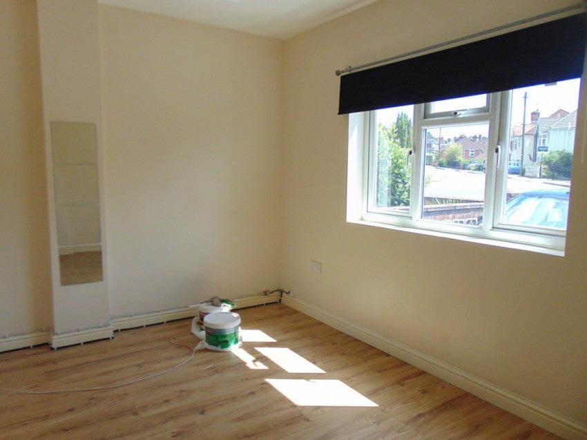 Room Manor Farm Road in Southampton
