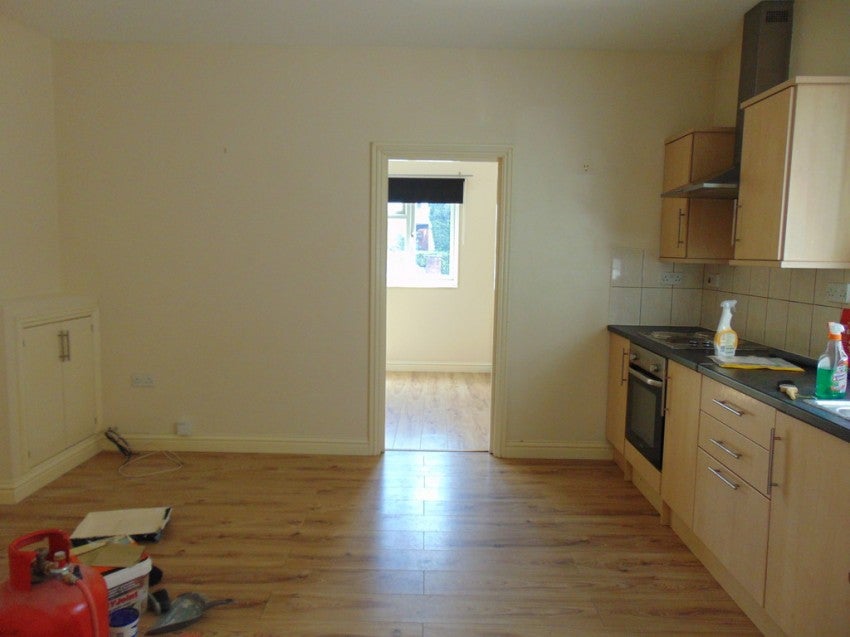 Room Manor Farm Road in Southampton