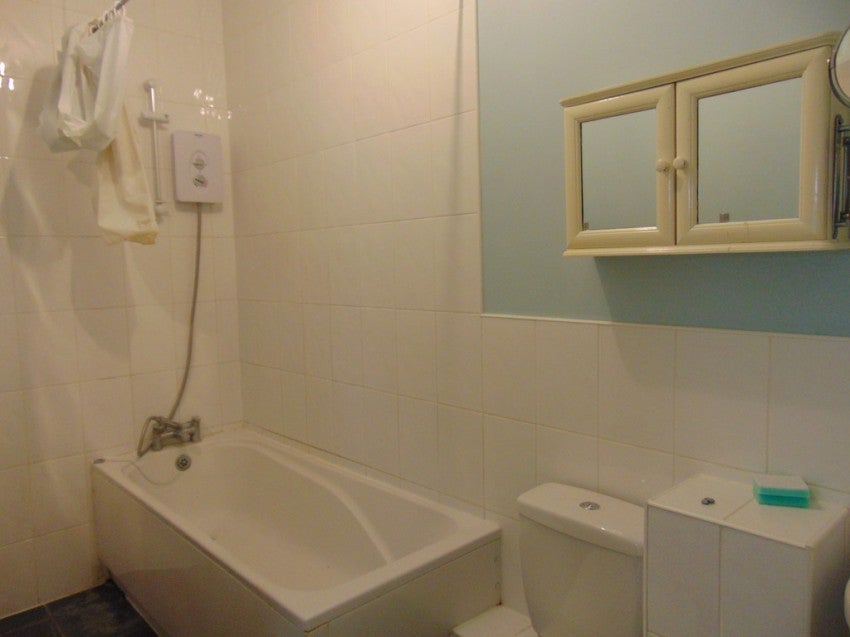 Room Manor Farm Road in Southampton