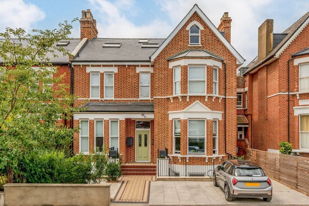 Flat Cumberland Park in Greater London