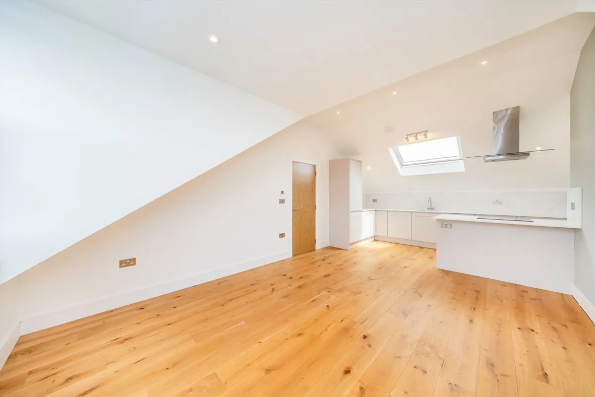 Flat Cumberland Park in Greater London