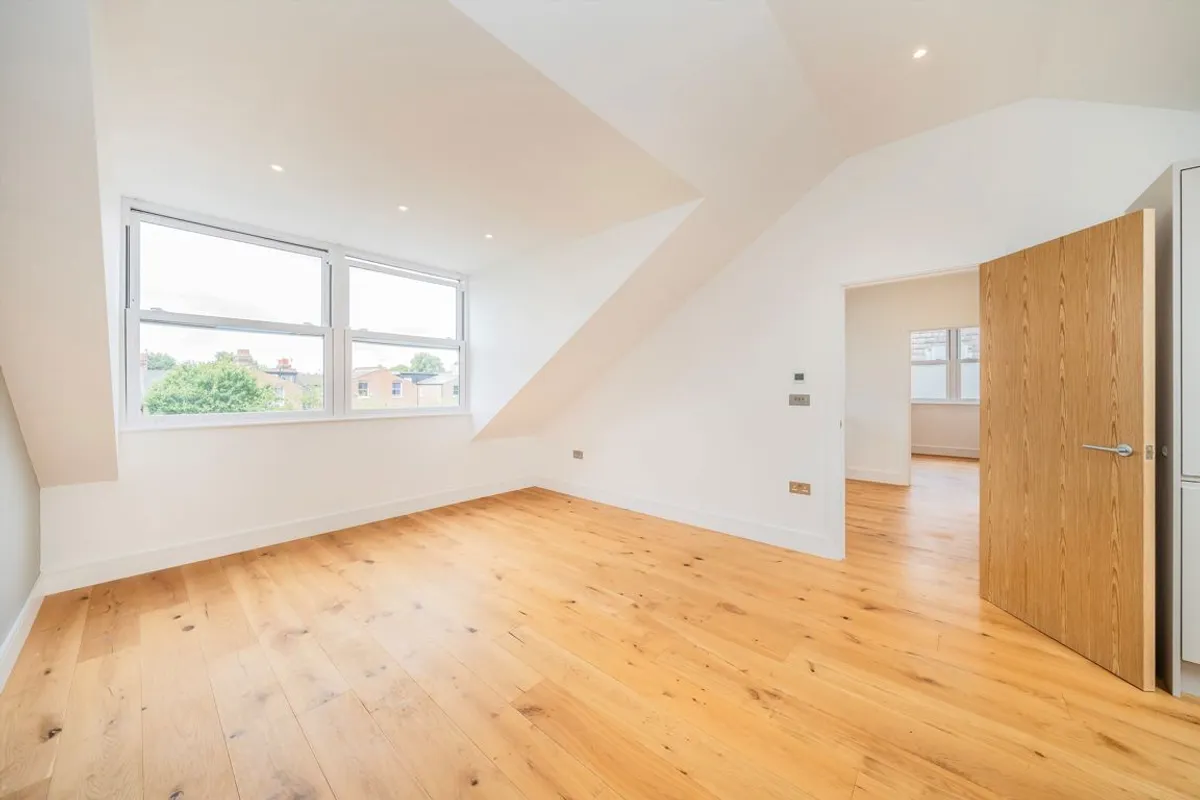 Flat Cumberland Park in Greater London