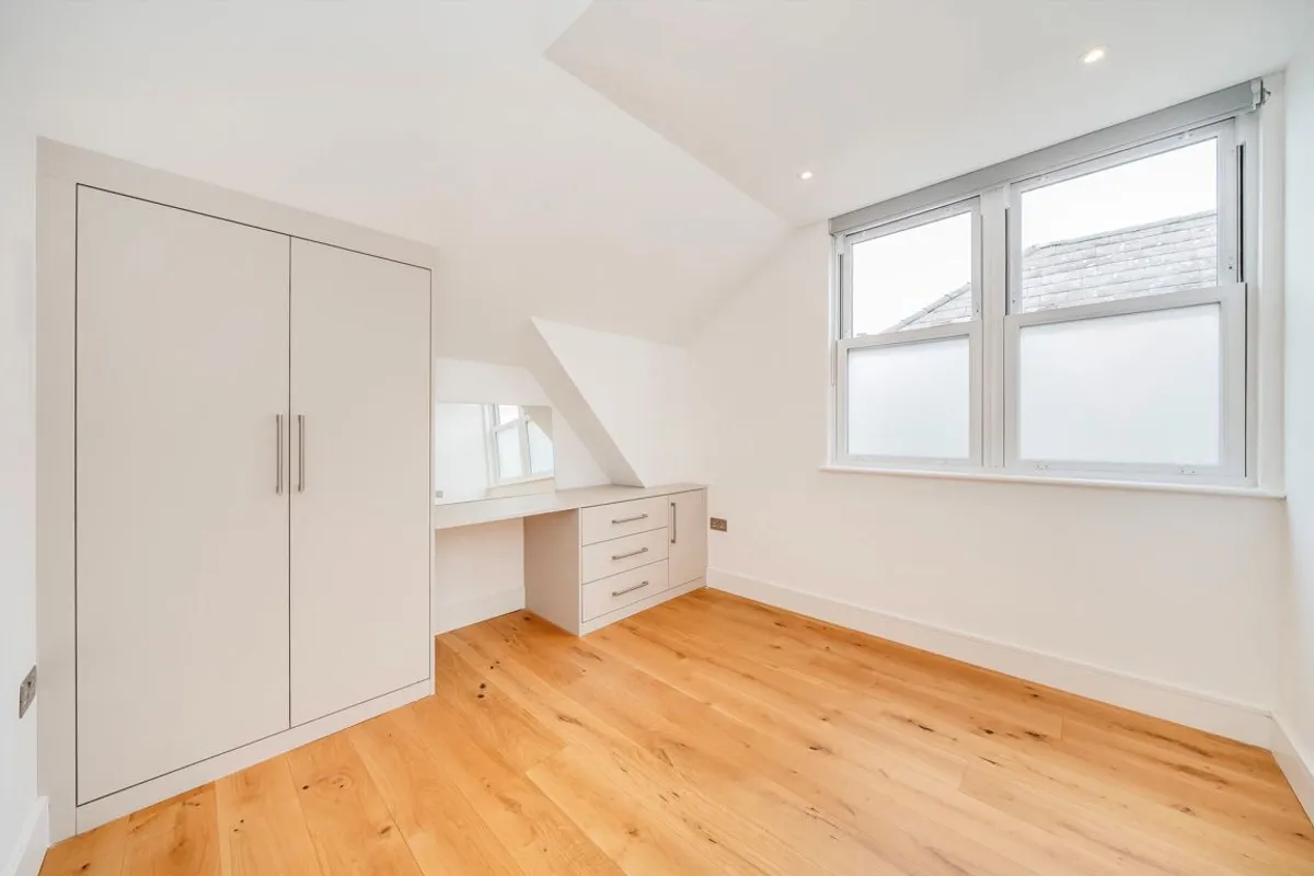 Flat Cumberland Park in Greater London