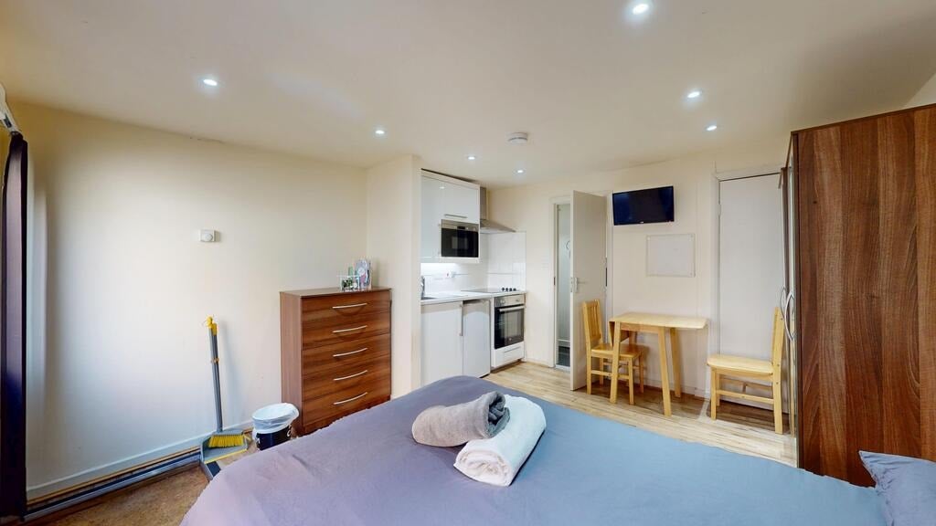 Room St. Pauls Avenue in Greater London
