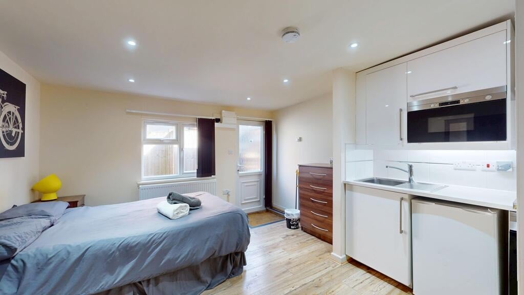 Room St. Pauls Avenue in Greater London