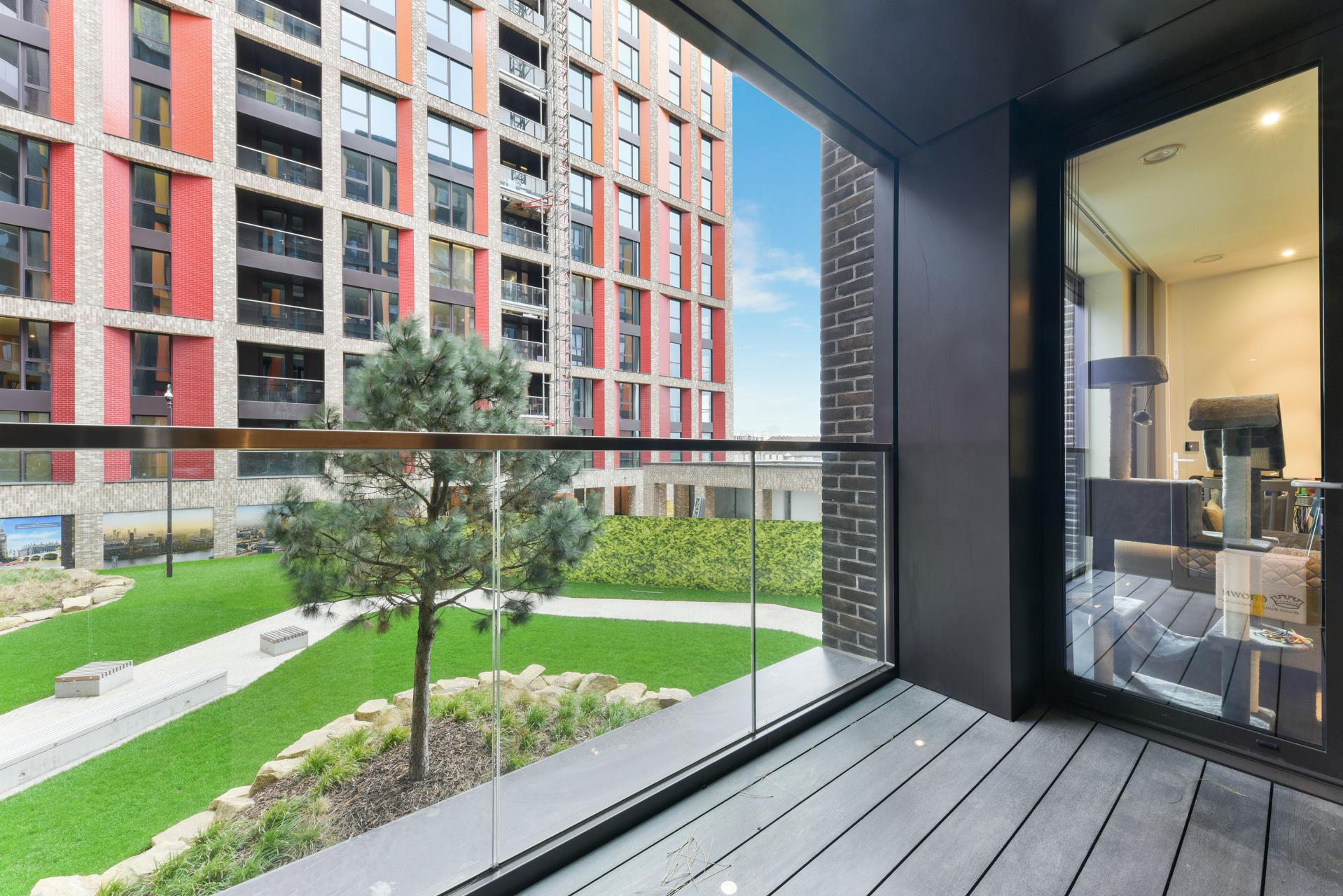 Flat Ponton Road in Greater London