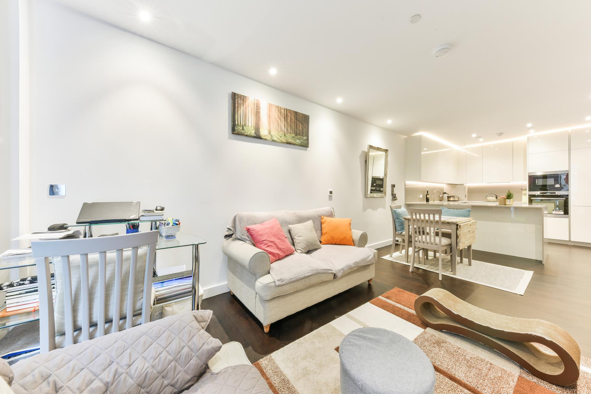 Flat Ponton Road in Greater London