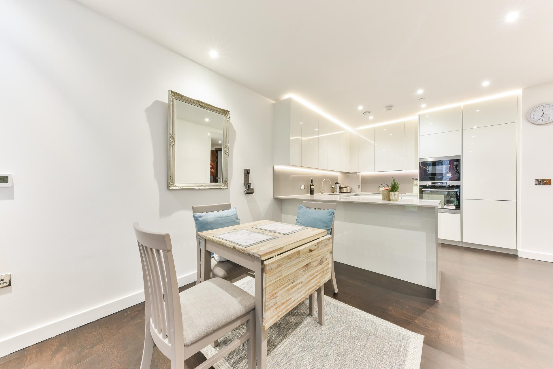 Flat Ponton Road in Greater London
