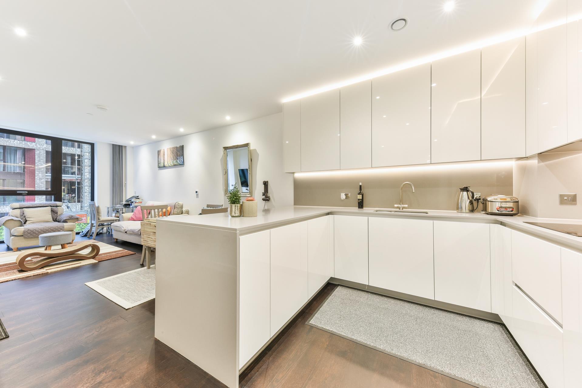 Flat Ponton Road in Greater London