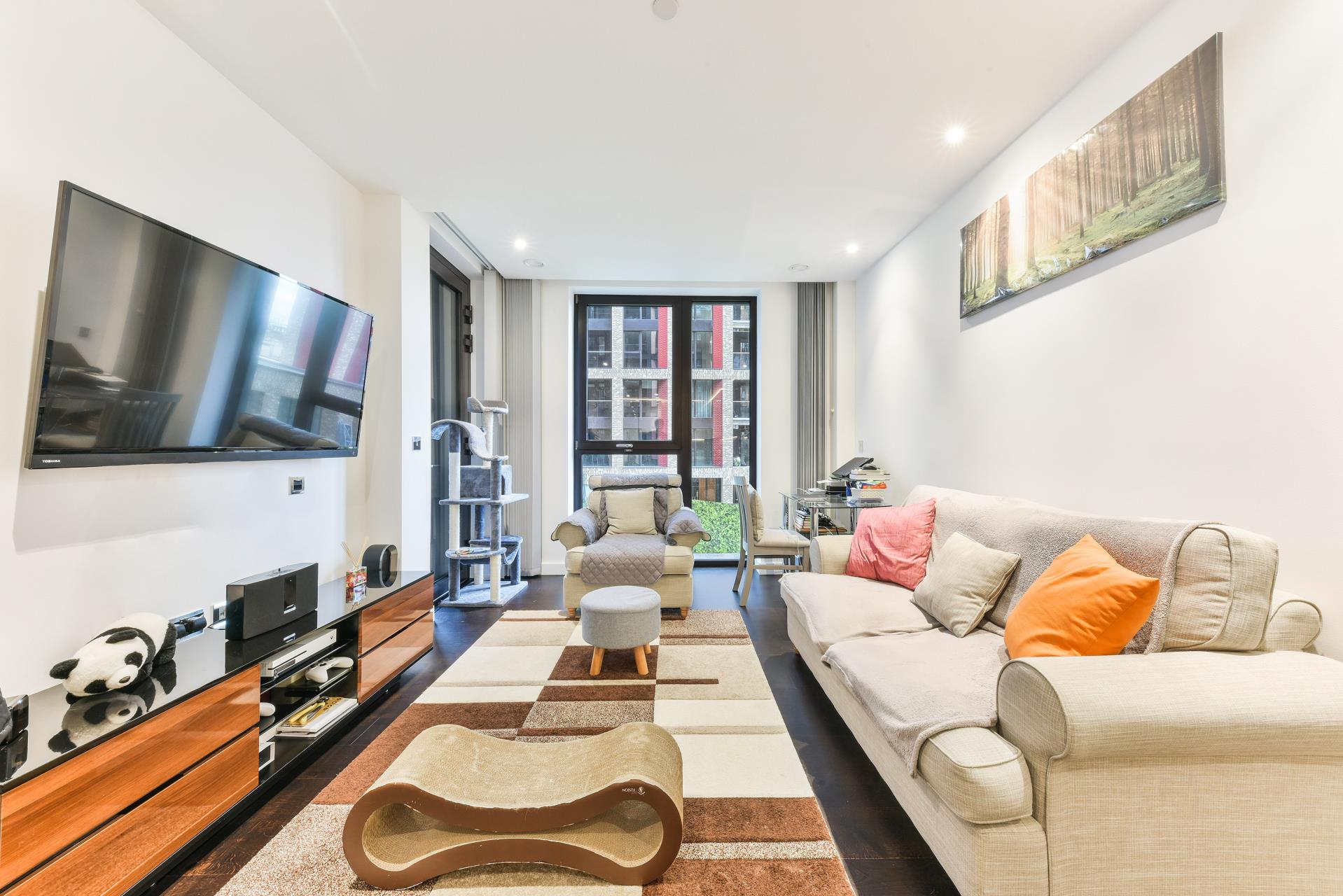 Flat Ponton Road in Greater London