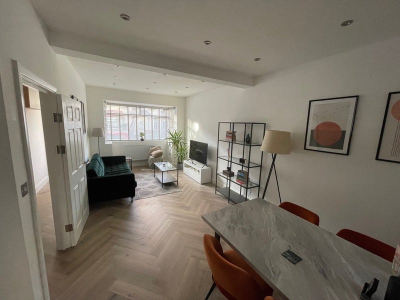 Room Meath Road in Greater London