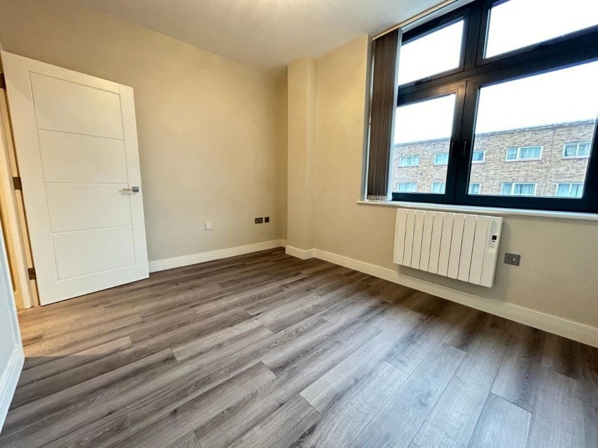 Flat Marlowes Shopping Precinct in Dacorum
