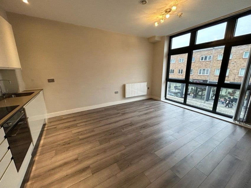 Flat Marlowes Shopping Precinct in Dacorum