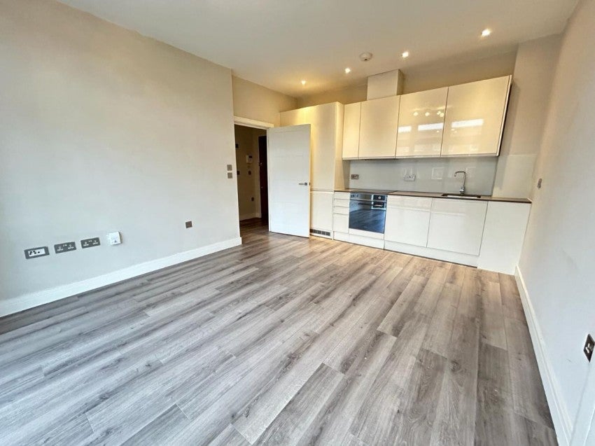 Flat Marlowes Shopping Precinct in Dacorum