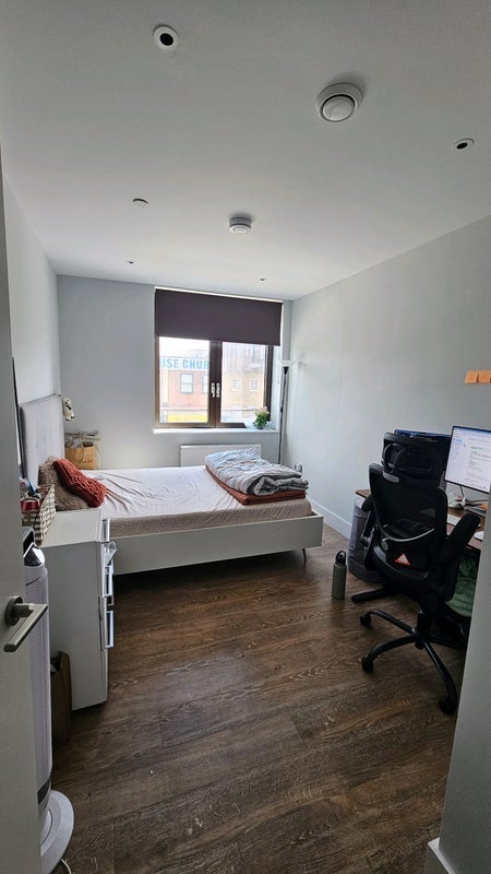 Room Park Lane in Greater London