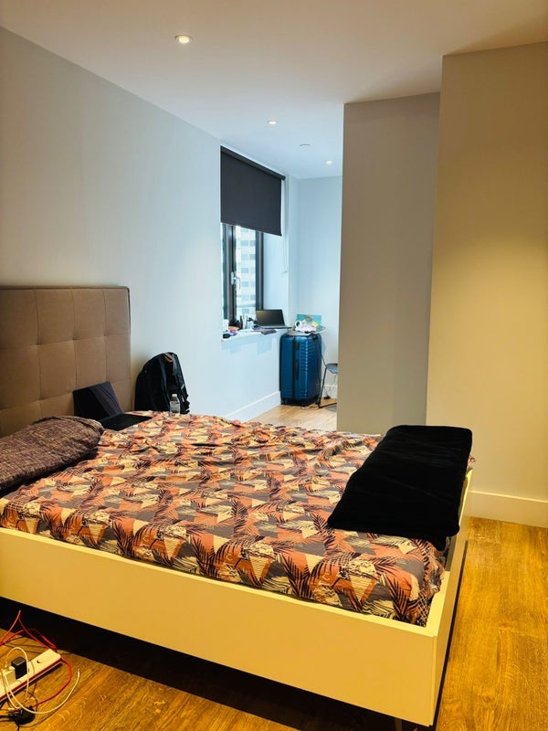 Room Park Lane in Greater London