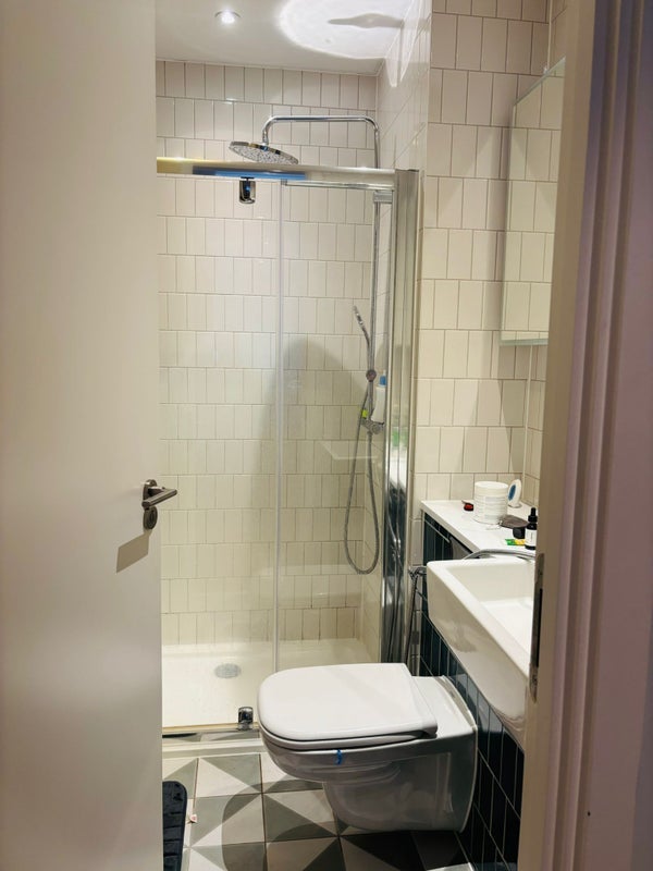 Room Park Lane in Greater London