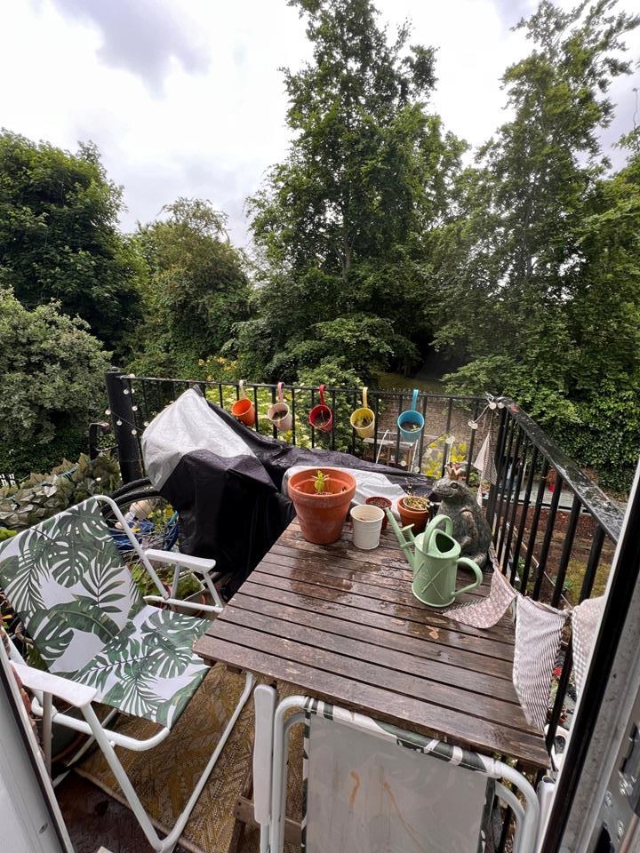 Flat Mabley Street in Greater London