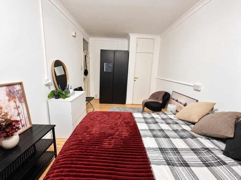 Room Ravenet Street in Greater London