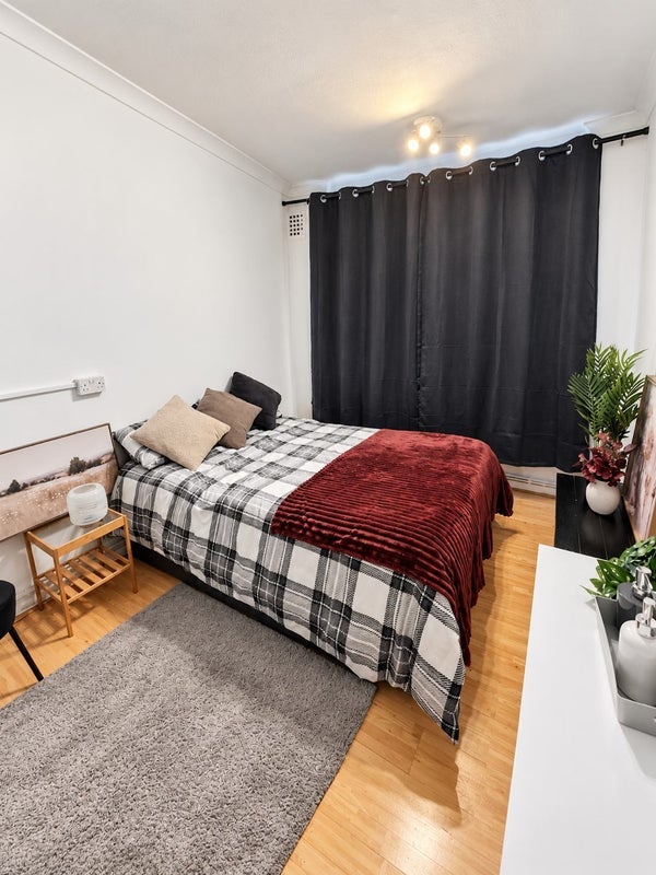 Room Ravenet Street in Greater London