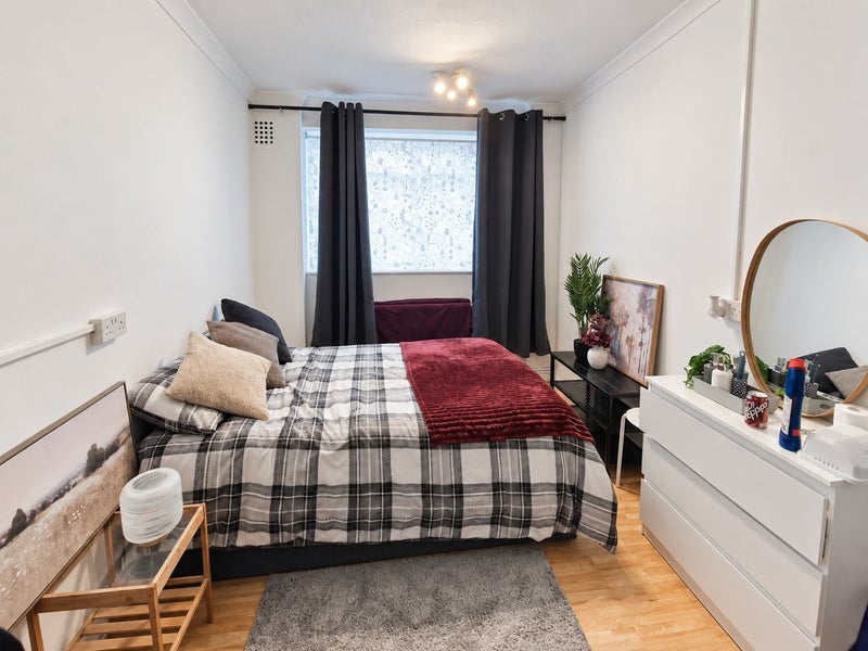 Room Ravenet Street in Greater London