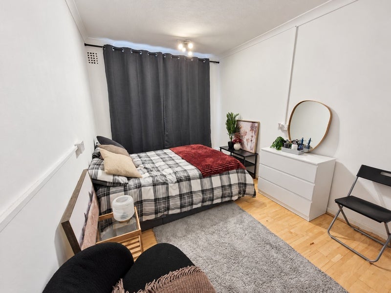 Room Ravenet Street in Greater London