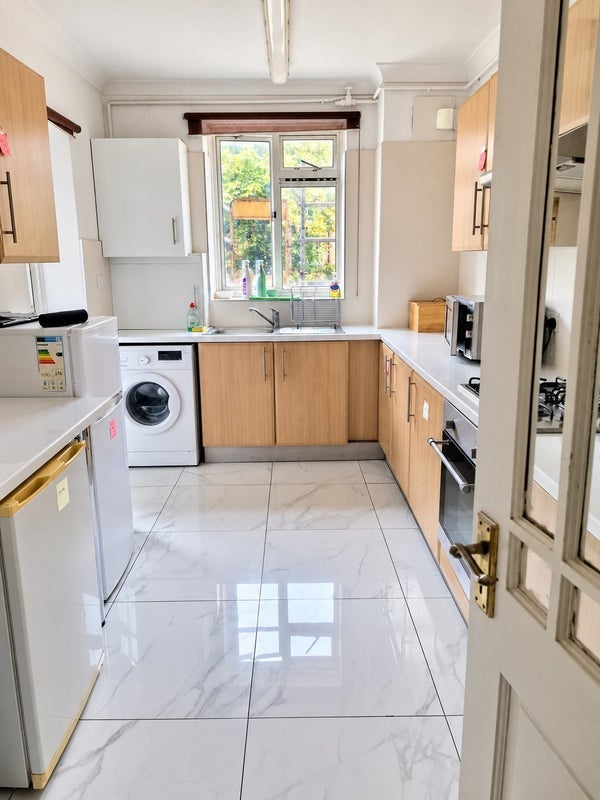 Room Ravenet Street in Greater London
