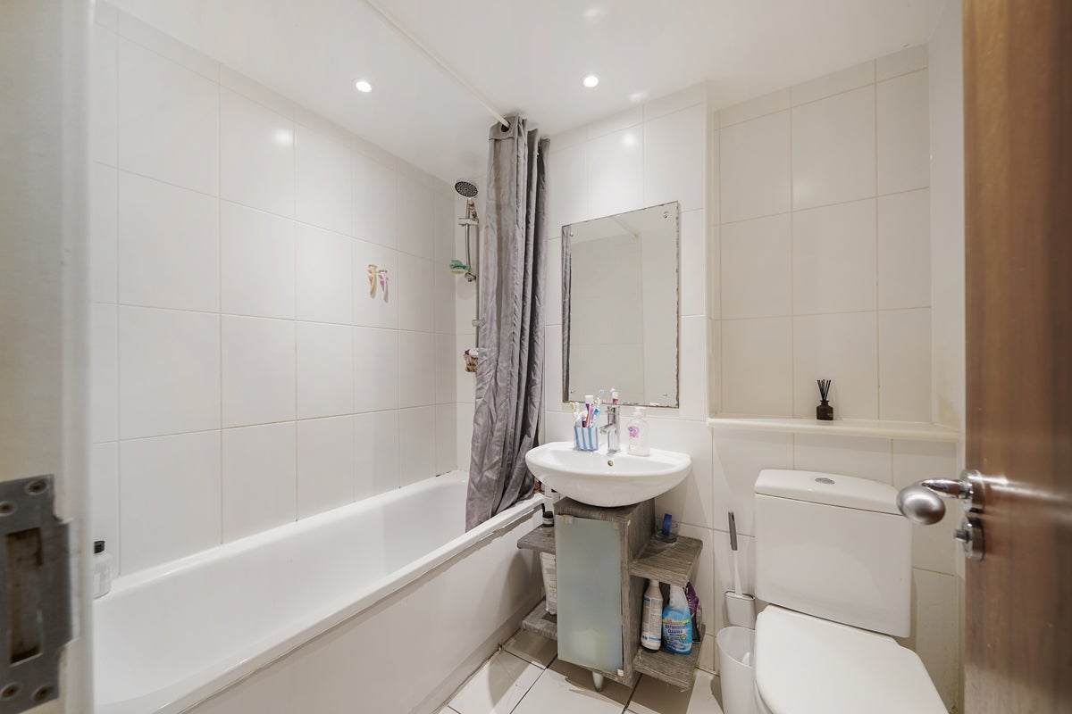 Flat Hopton Road in Greater London