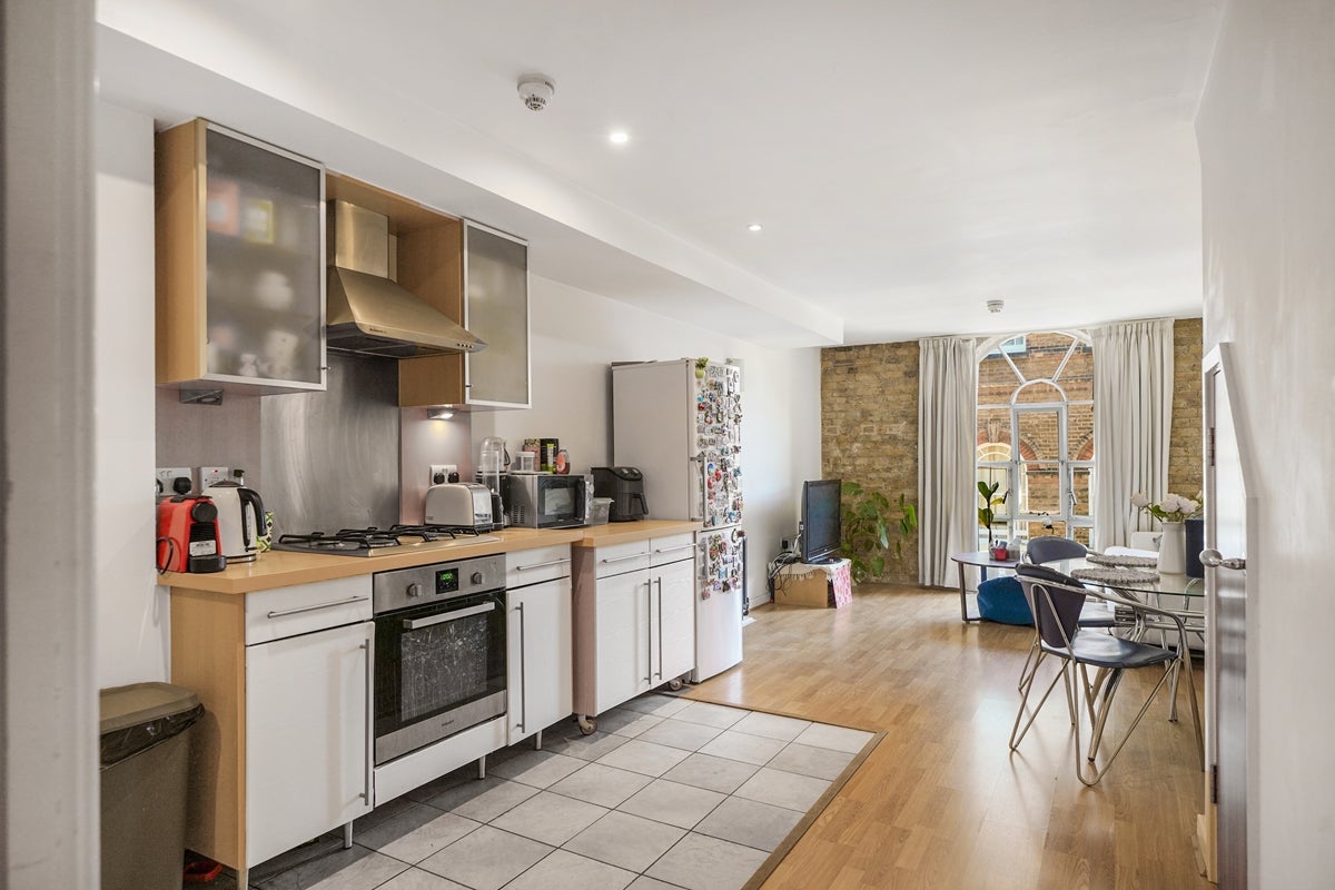 Flat Hopton Road in Greater London