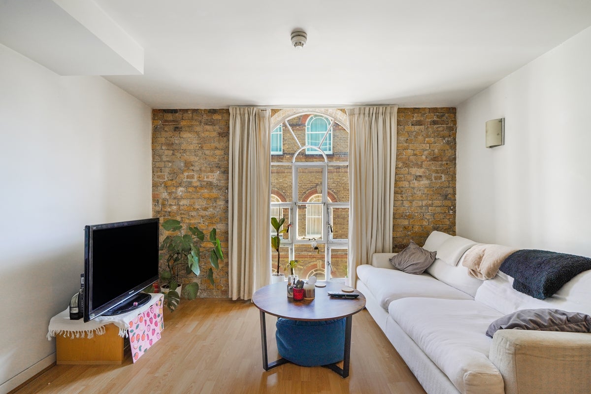Flat Hopton Road in Greater London