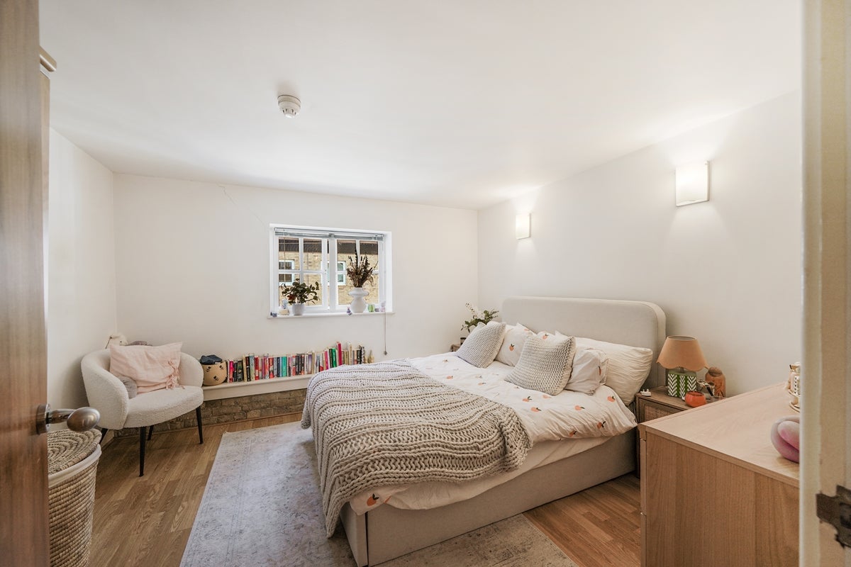 Flat Hopton Road in Greater London
