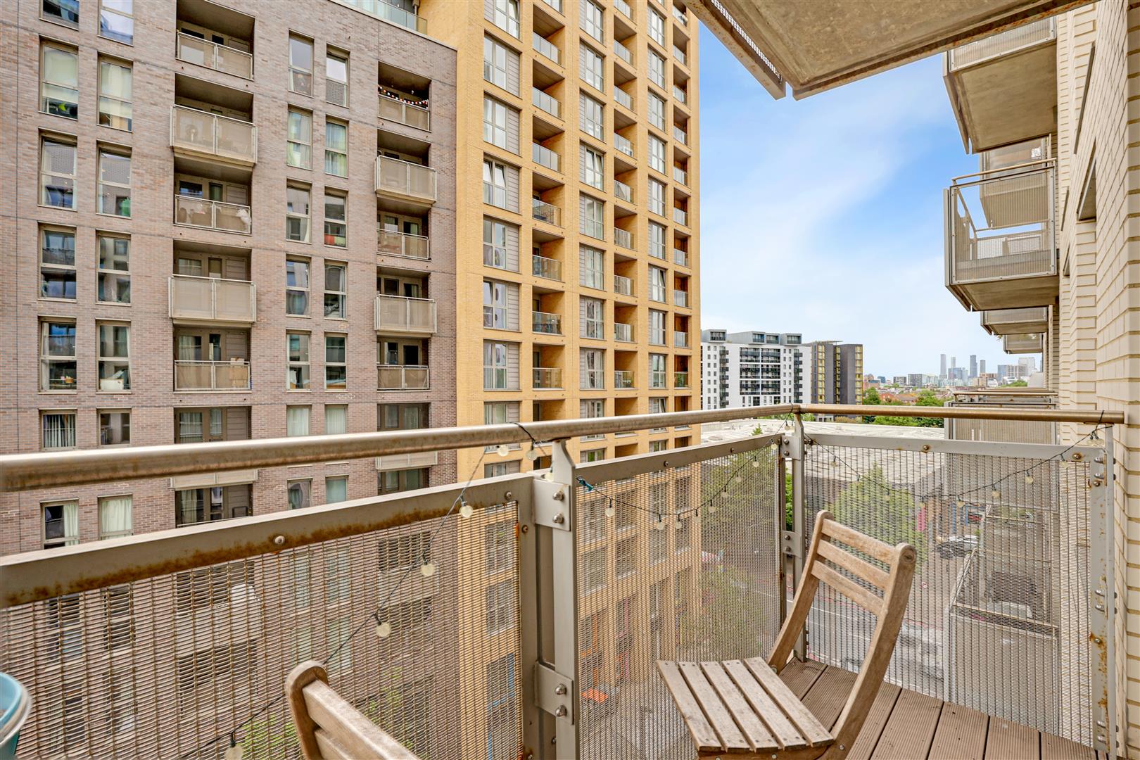 Flat Cornmill Lane in Greater London