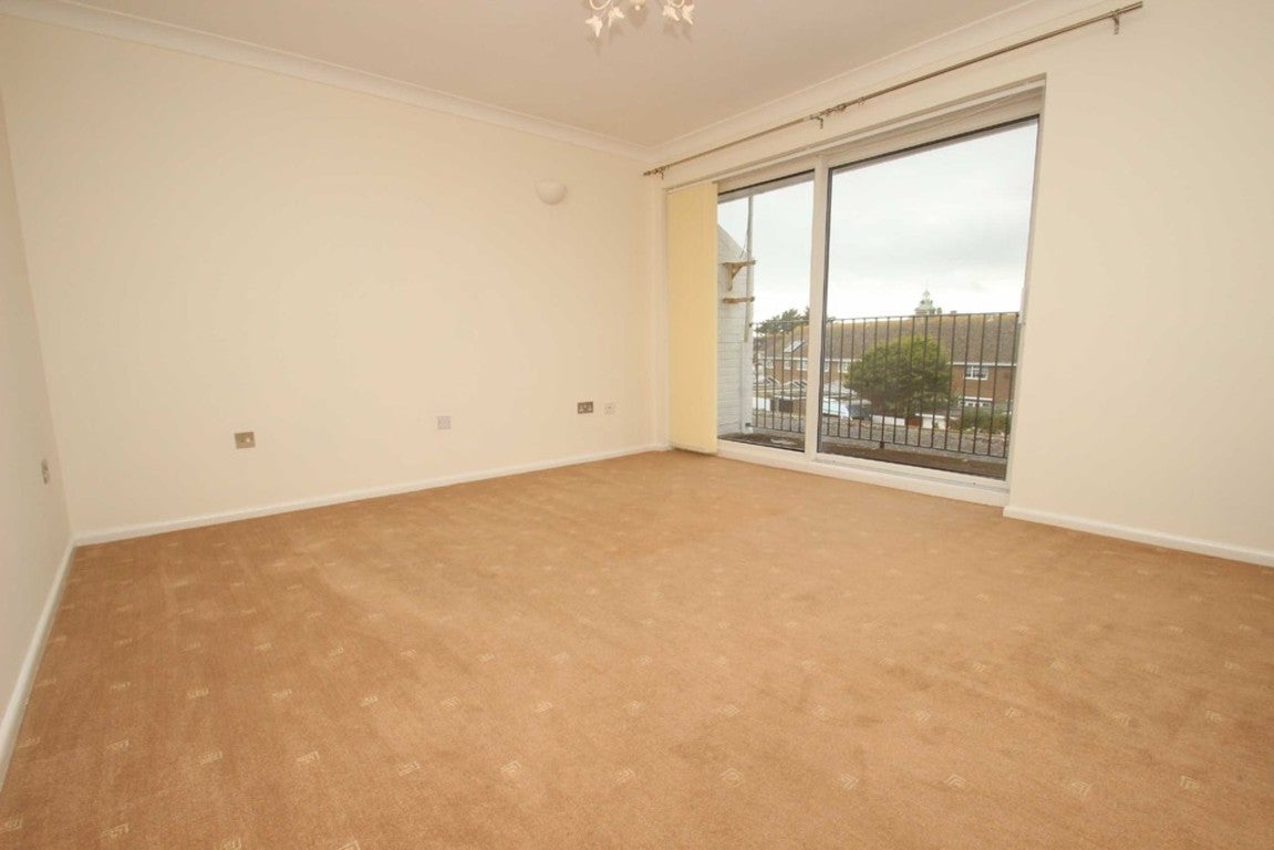 Flat Harsfold Close in Arun