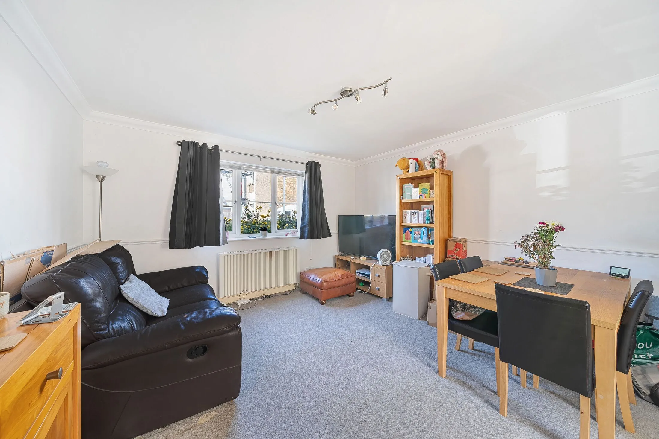 Flat Addiscombe Road in Watford