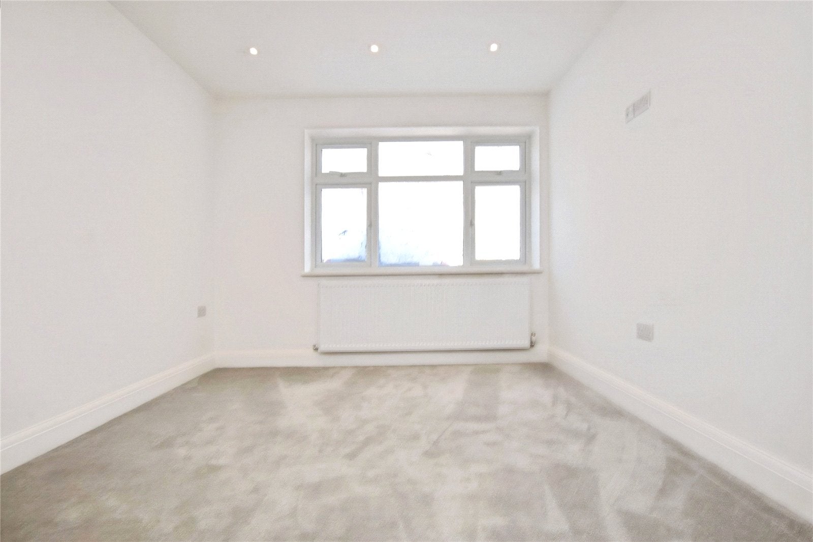 Flat Third Avenue in Greater London
