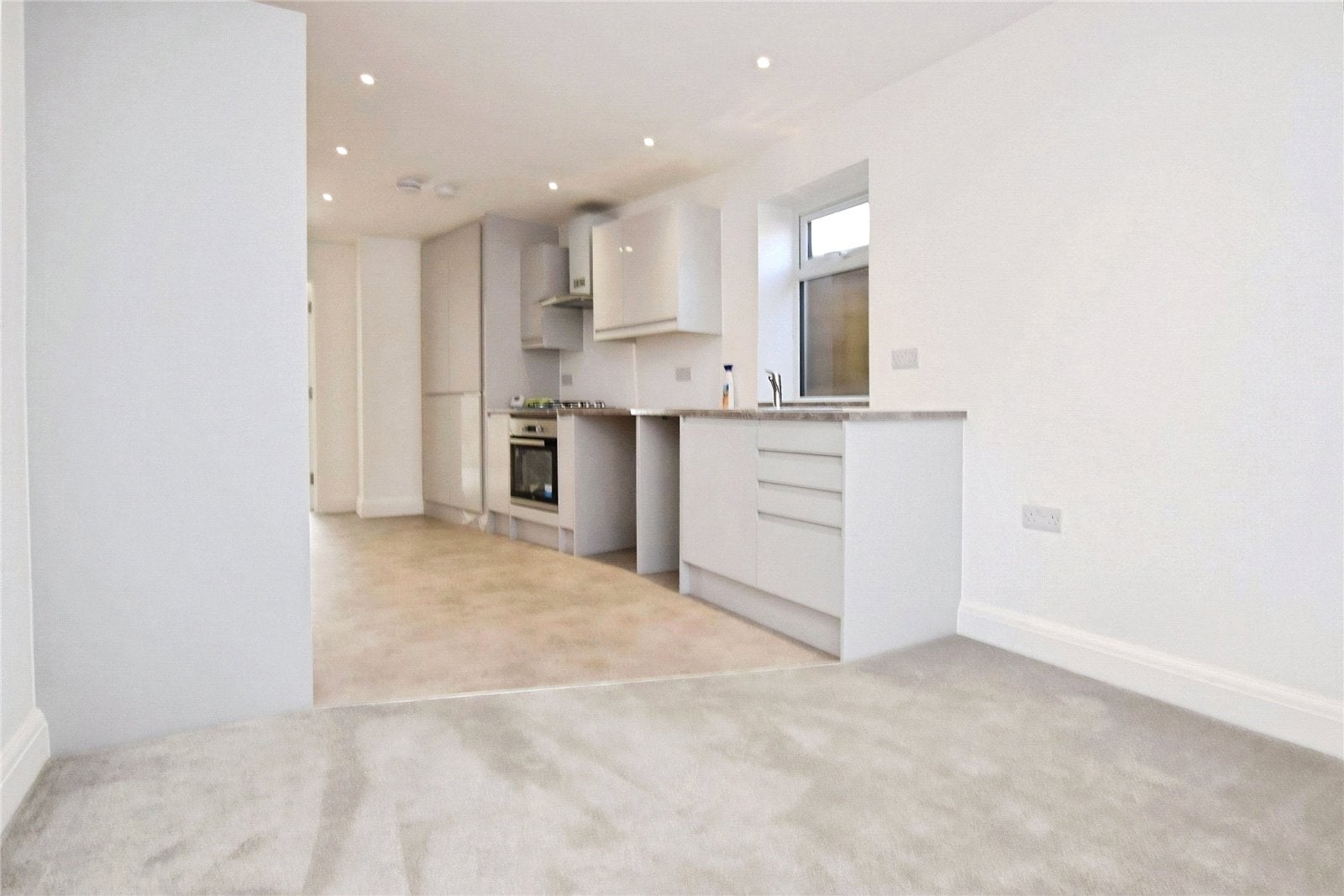 Flat Third Avenue in Greater London