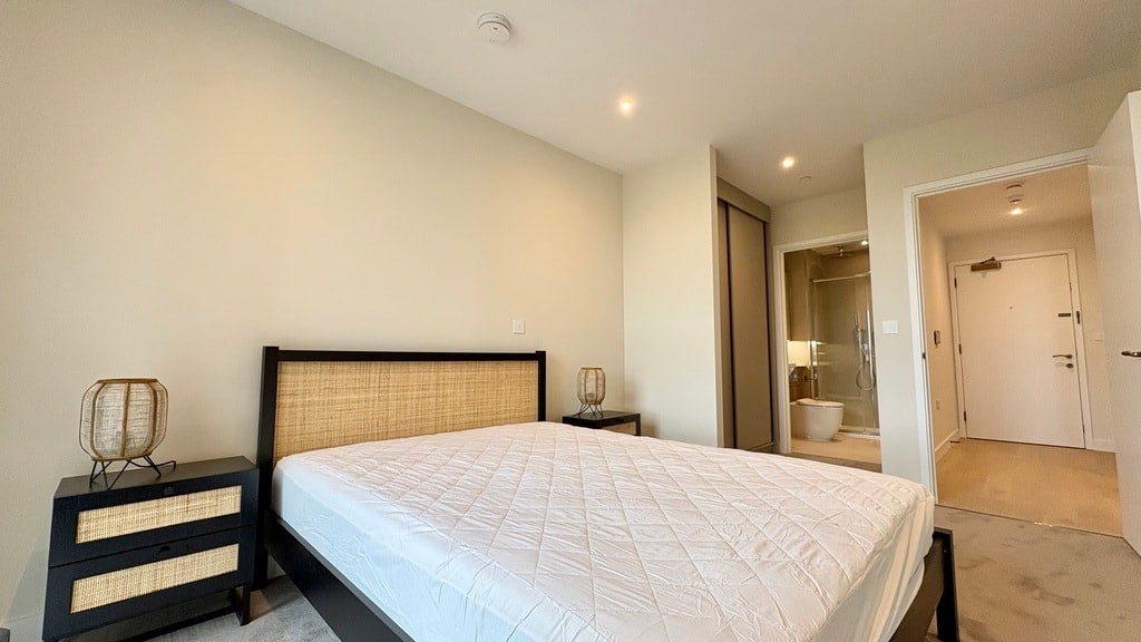 Flat Bodley Way in Greater London