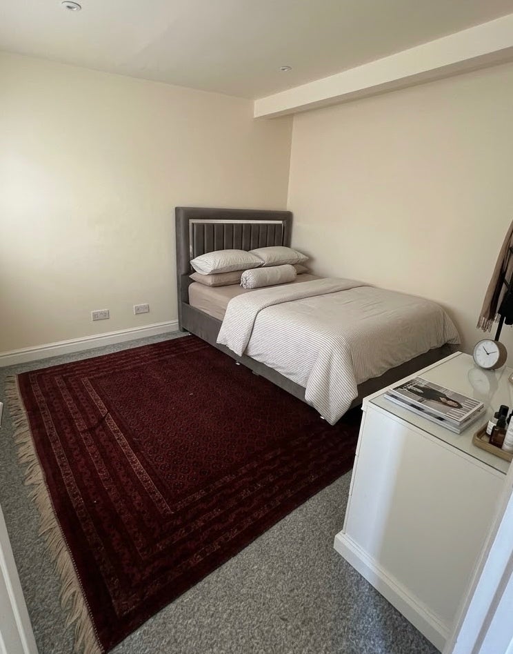 Room Middleham Gardens in Greater London