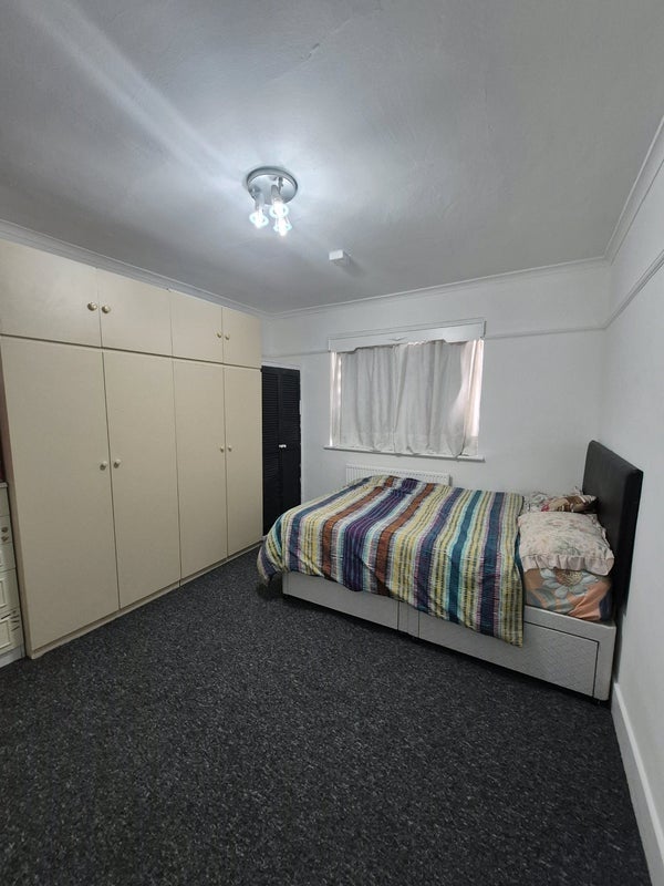 Room Meadow Road in Greater London