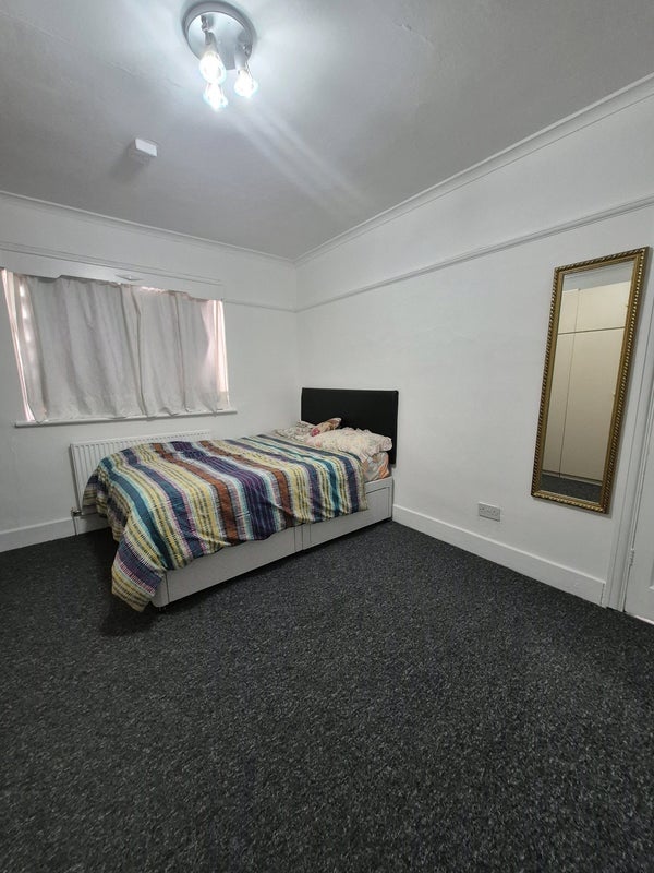 Room Meadow Road in Greater London