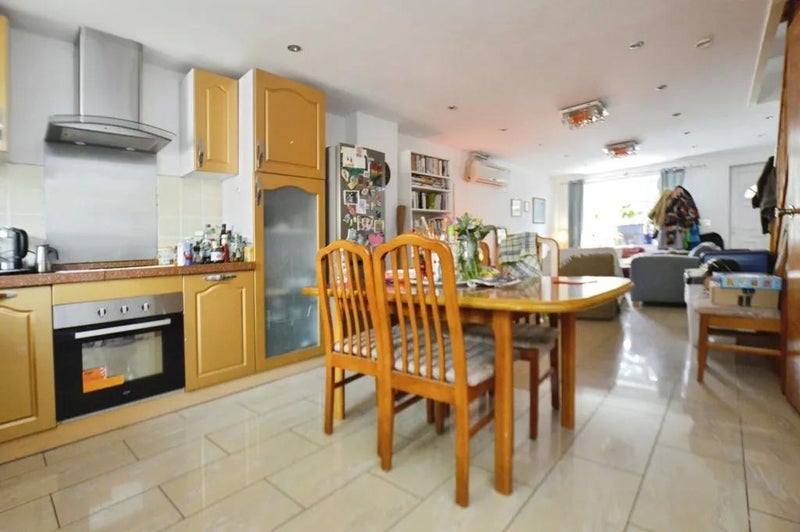 Room Nile Close in Greater London