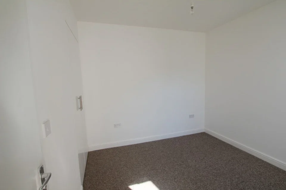 Room Pitshanger Lane in Greater London