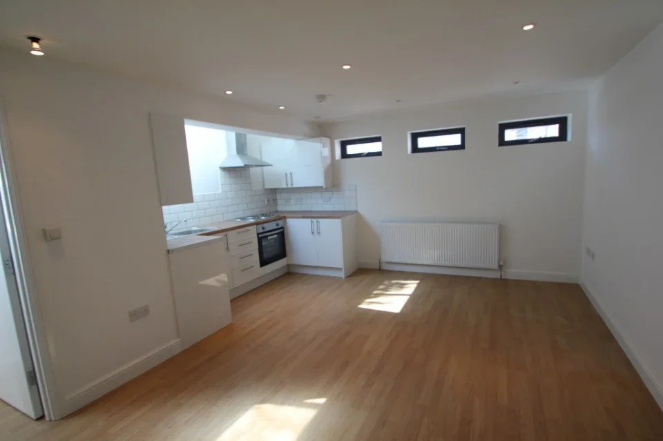 Room Pitshanger Lane in Greater London
