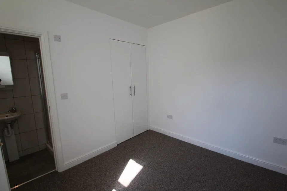 Room Pitshanger Lane in Greater London