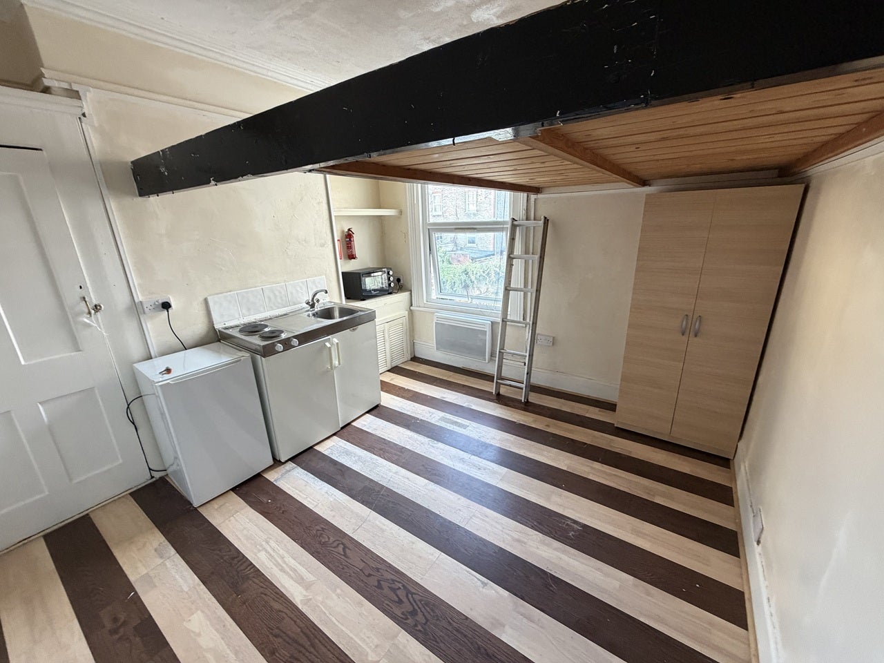 Flat Lynette Avenue in Greater London