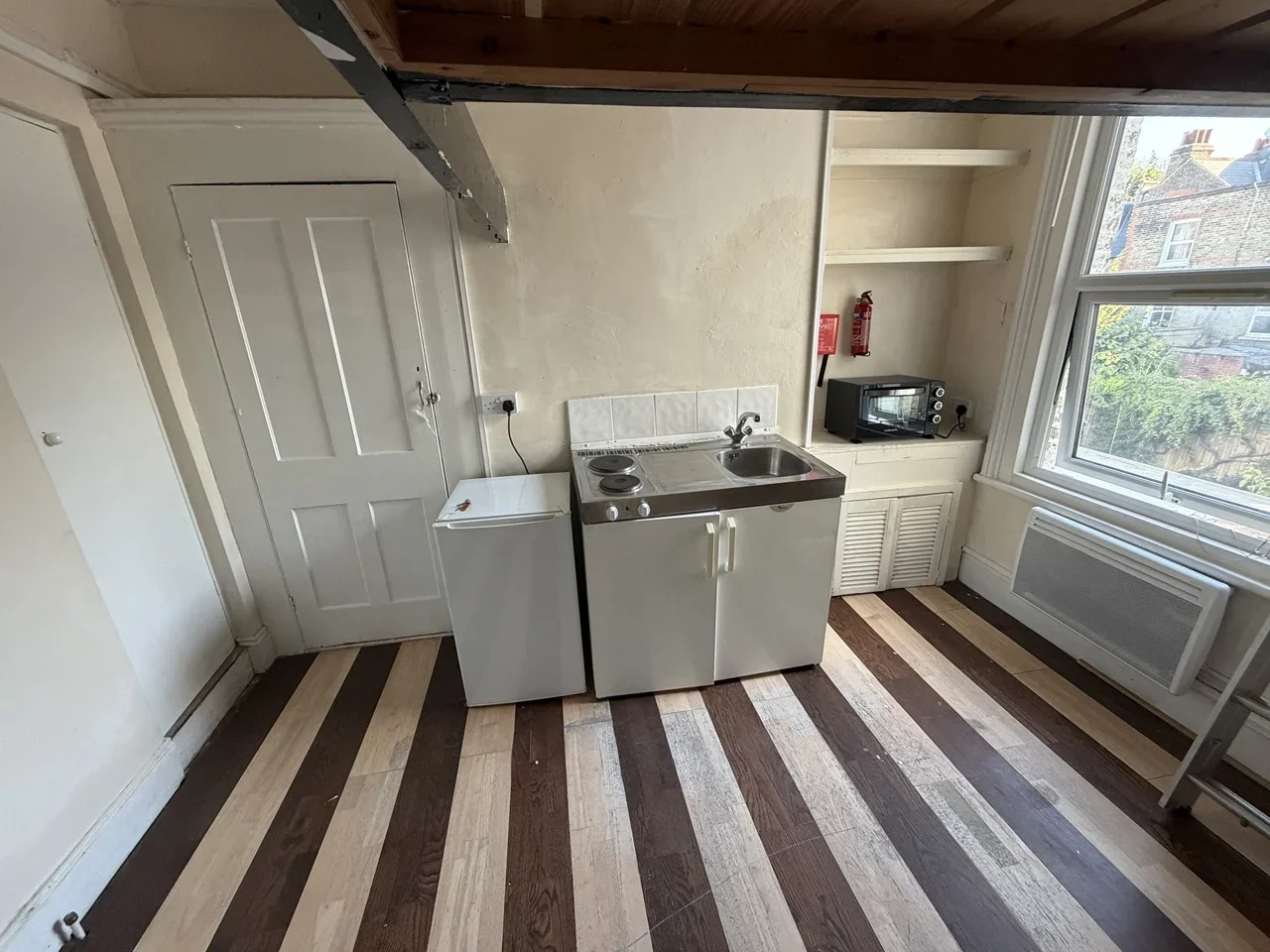 Flat Lynette Avenue in Greater London