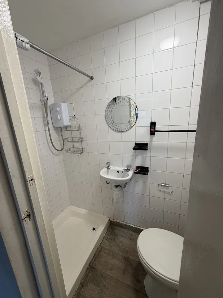 Flat Lynette Avenue in Greater London