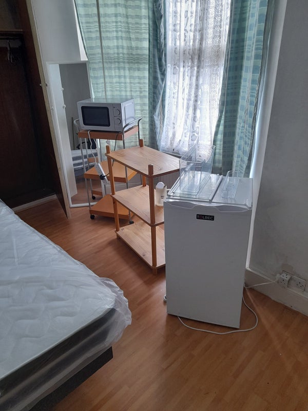 Room Ethnard Road in Greater London