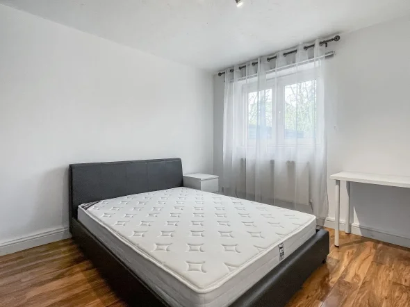 Flat Hunton Street in Greater London