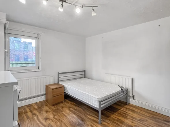 Flat Hunton Street in Greater London